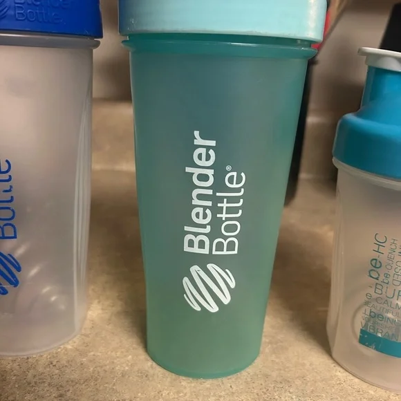 4 Blender Bottles with 3 Blender Balls EUC - Picture 4 of 6